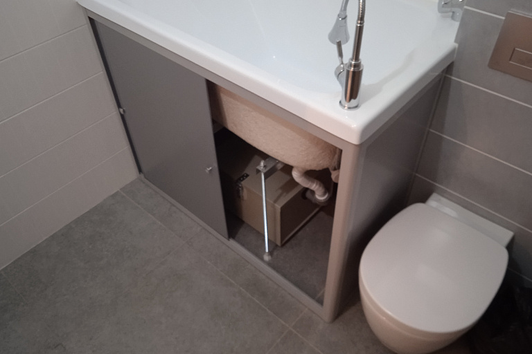 Экран под высокую мини ванну для животных A-Screen СЕРЫЙ - искрящийся Алюминий (композит), профиль Серый, ручки Хром, 2 двери, размер 1000х850 мм